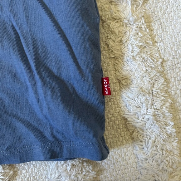 levi’s graphic tee - Picture 2 of 5